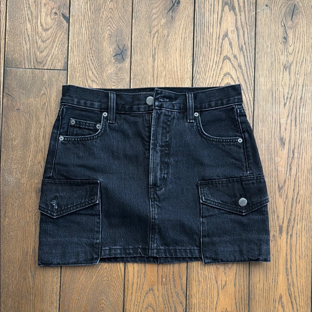 aritzia denim forum 90s mid rise cargo miniskirt size 24